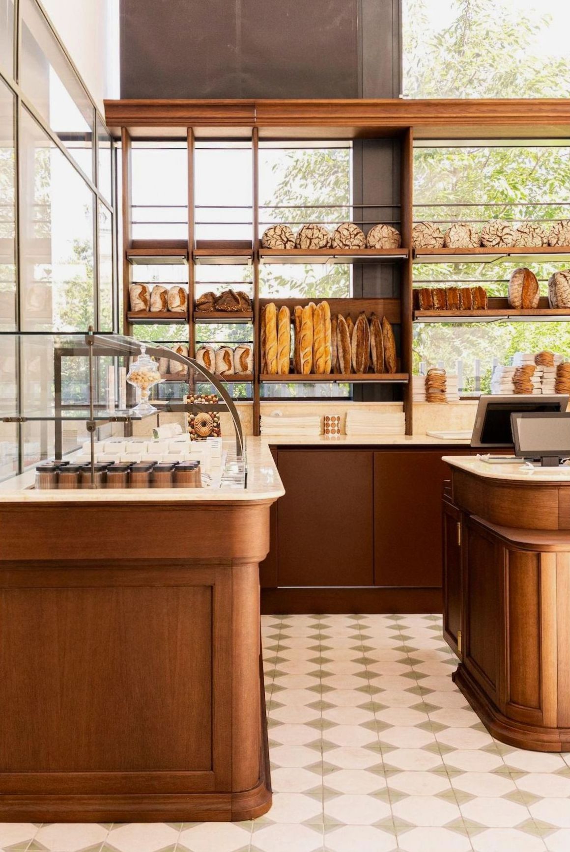 Pains et viennoiseries sur le comptoir d'une boulangerie artisanale