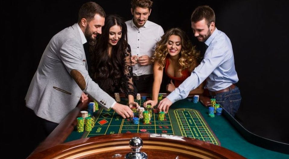 Réception dans un salon doré à l'ambiance années folles