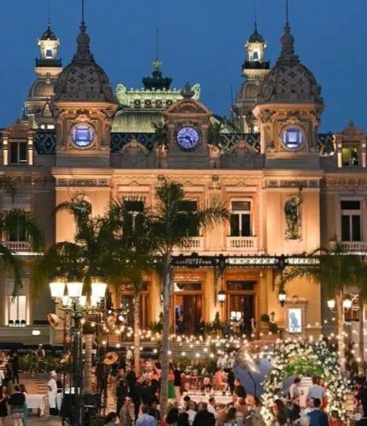 Soirée en terrasse devant la façade illuminée d'un palais de jeux