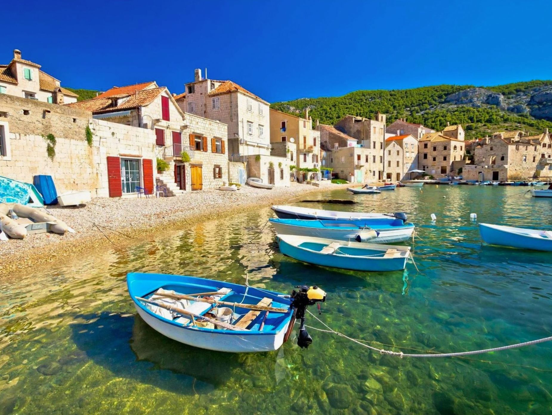 Barques dans le port d'un village dalmate