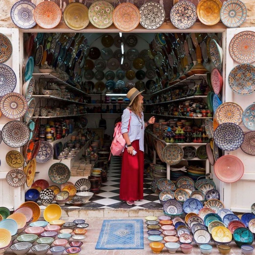 Boutique de céramiques artisanales aux motifs colorés