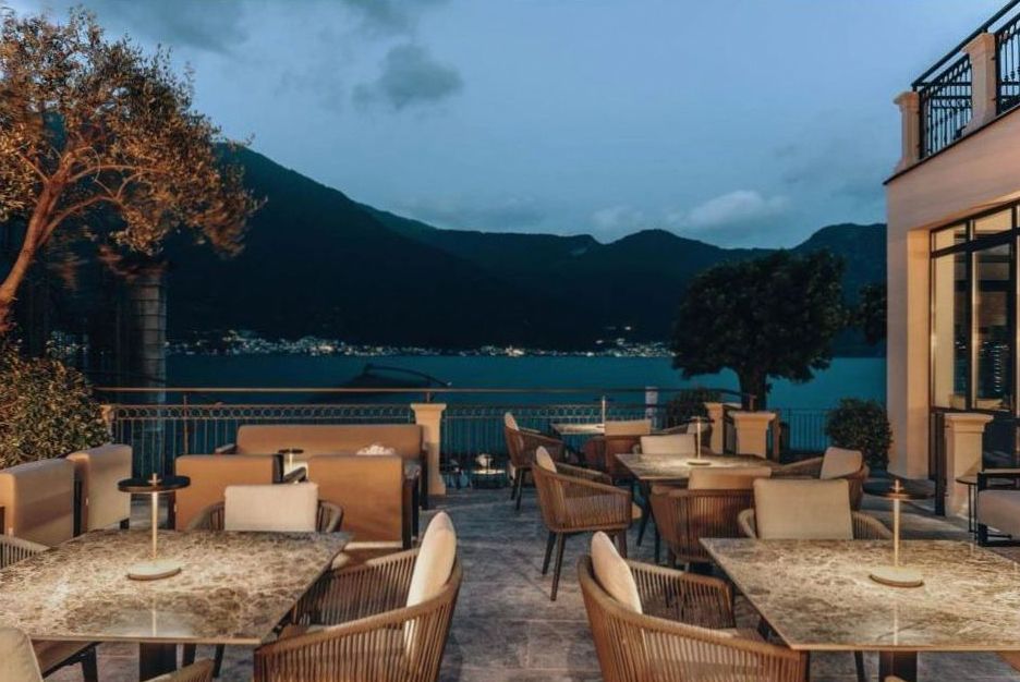 Terrasse d'un hôtel face au lac à la tombée du soir