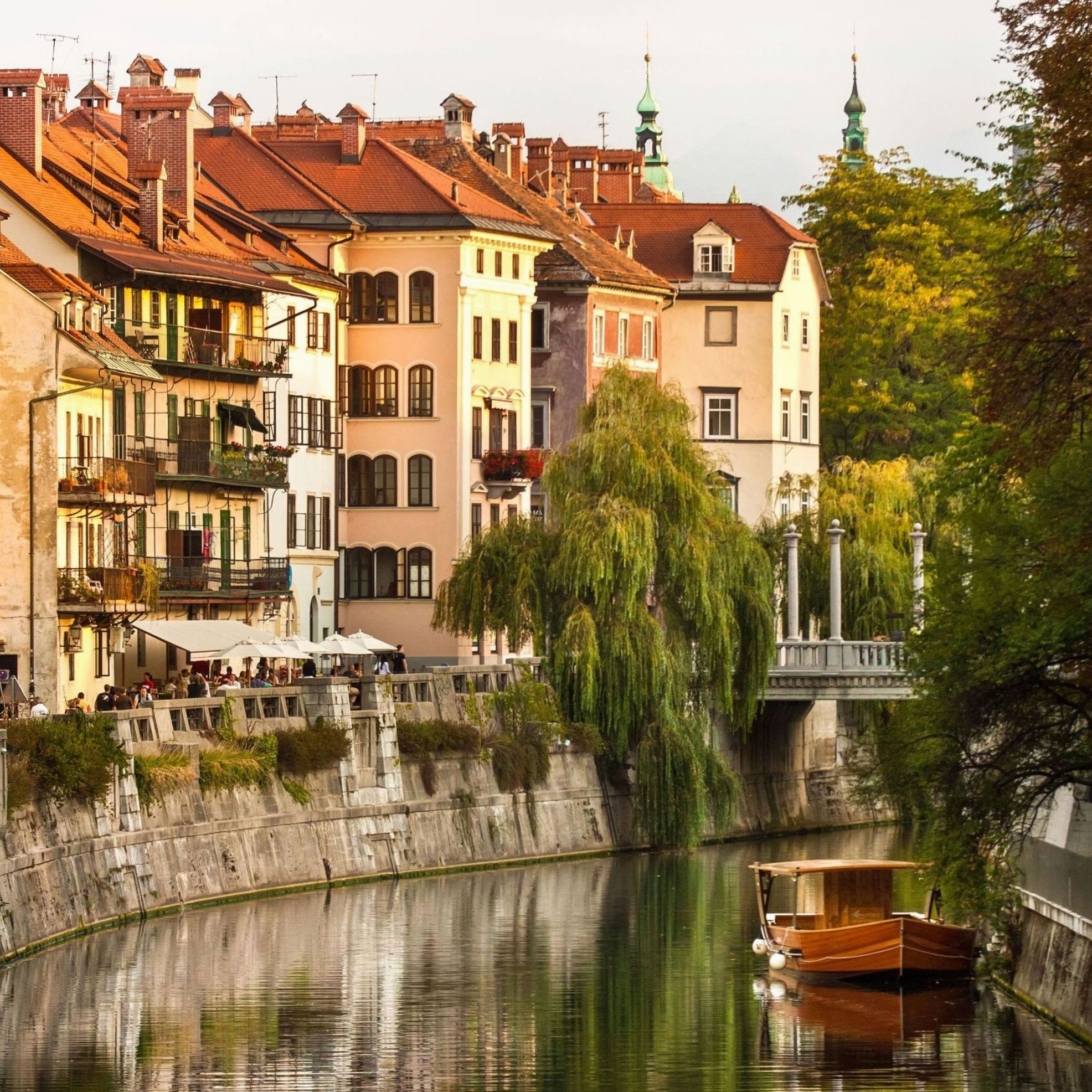 Façades colorées de la vieille ville au bord de la rivière