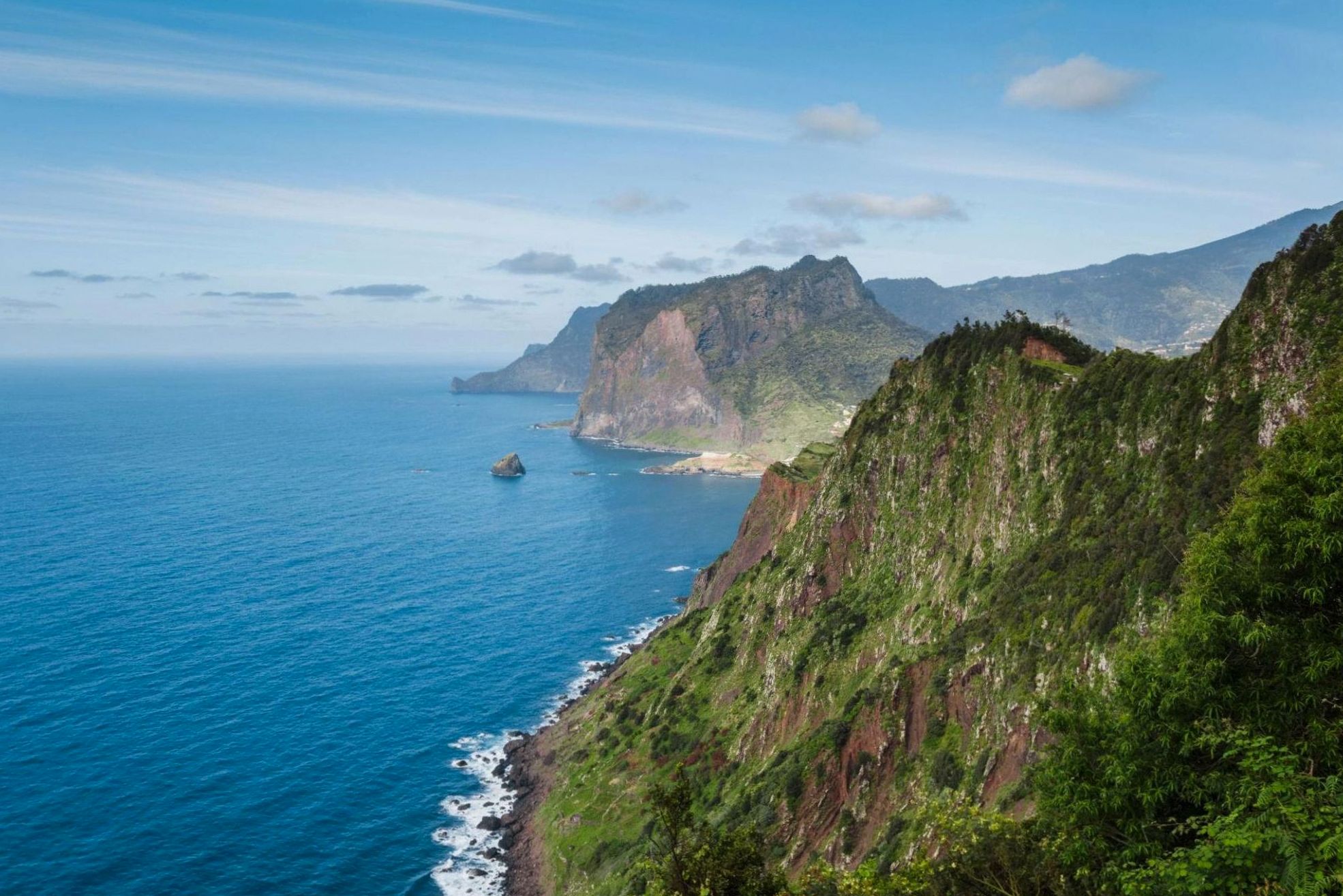Falaises verdoyantes plongeant dans l'océan Atlantique