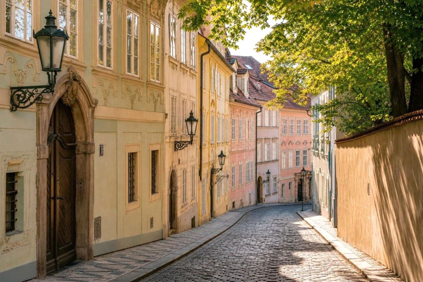 Ruelle pavée aux façades pastel dans une vieille ville d'Europe centrale