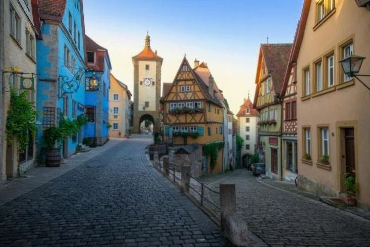 Rue pavée d'une vieille ville aux maisons à colombages